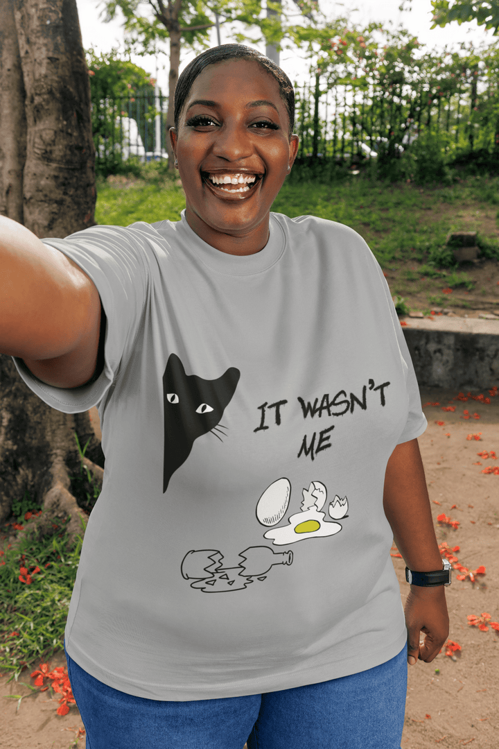 Wasn’t me ! Mischievous black cat with Broken Egg - Entitee