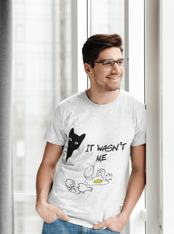 Wasn’t me ! Mischievous black cat with Broken Egg - Entitee